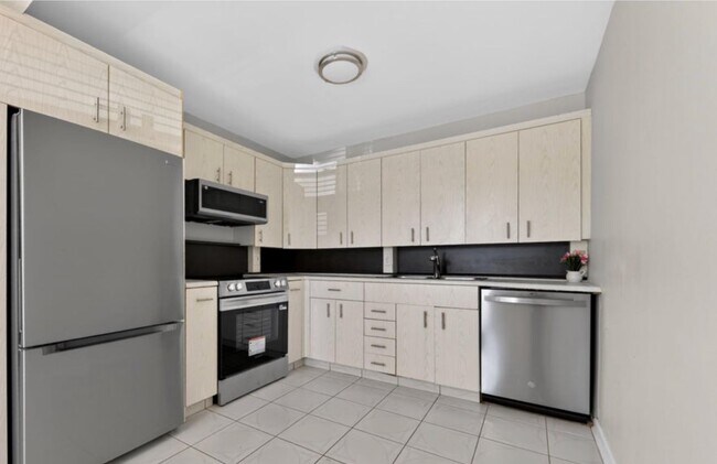 Kitchen- brand new appliances - 2012 Hythe a