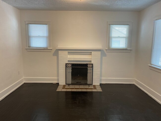 Foto del edificio - 3222-3224 S Adams Ave