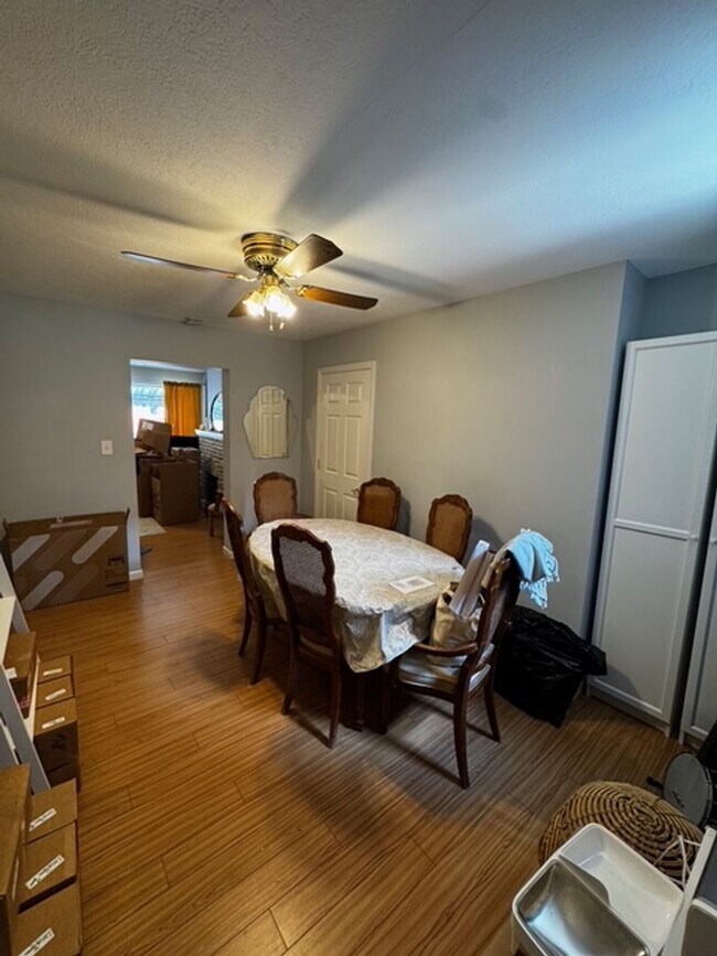 Foto del edificio - Rare 3 Bedroom Find in the Heart of Lawren...