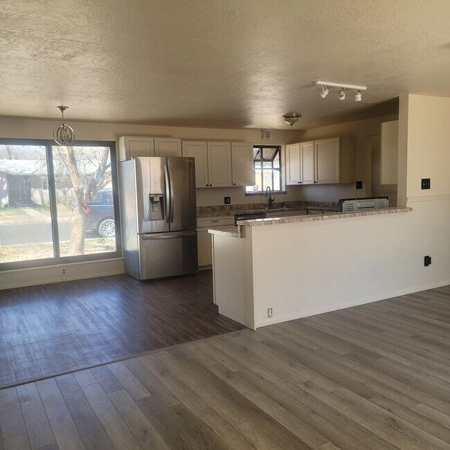 Building Photo - 4 Bedroom Tri-Level Home