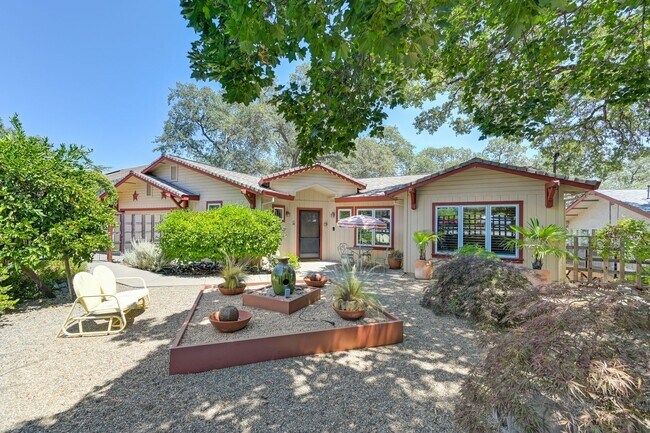 Building Photo - Foothill living at its finest