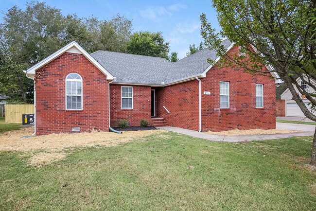 Building Photo - 2431 English Hill Dr