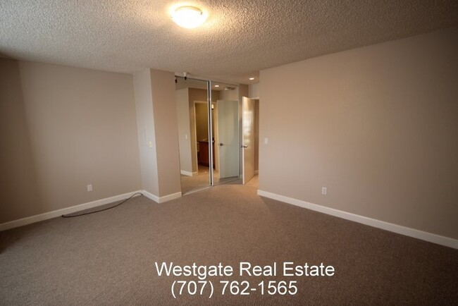 Foto del edificio - Lovely 1 Bedroom/1 Bathroom West Petaluma Condo Available Now
