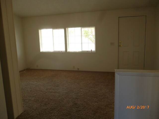 Building Photo - 355 E Larson Ln