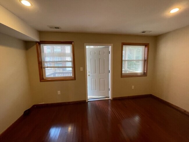 Building Photo - Terrific 2 bedroom in Graduate Hospital wi...