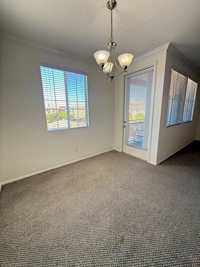 Foto del edificio - Great 2 bedroom unit upstairs nobody above you!