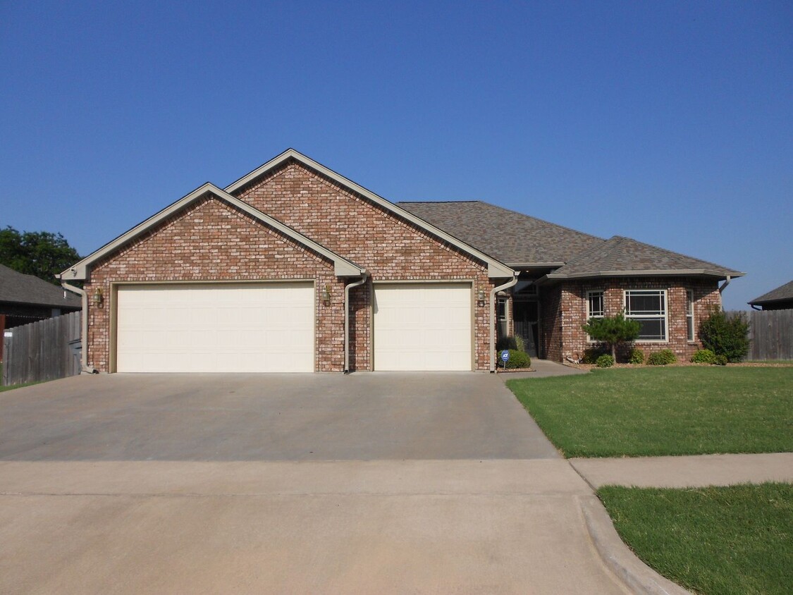 Foto principal - 2212 SW 53rd Street, Lawton, OK 73505