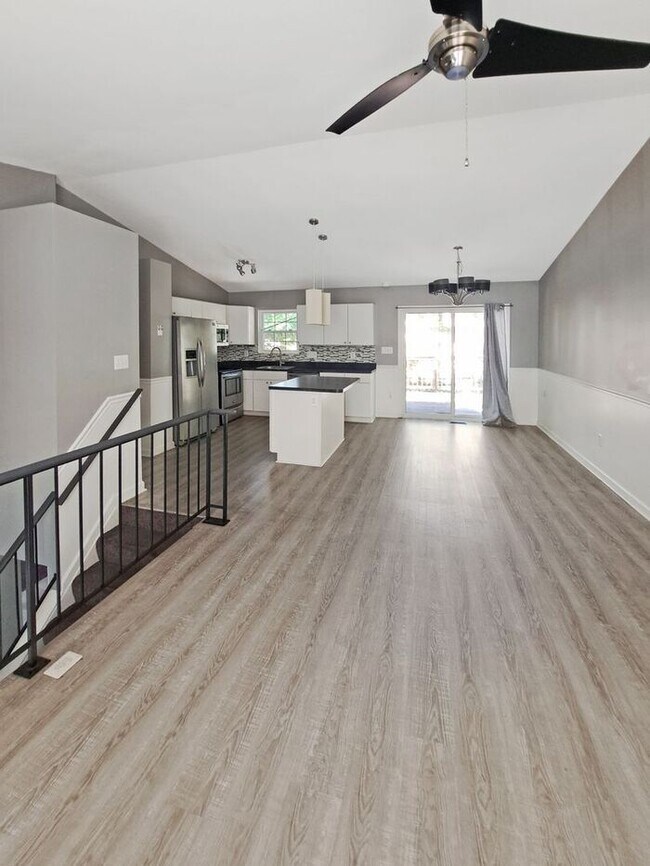 Building Photo - Newly Renovated Modern Interior SFH 2 Leve...