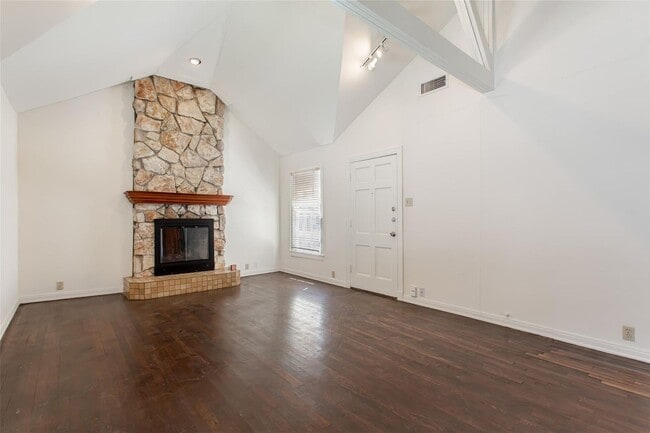 Building Photo - 9025 San Fernando Way