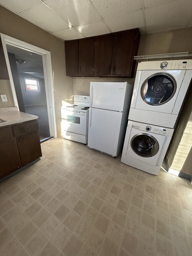 Laundry and Kitchen - 830 S Front St