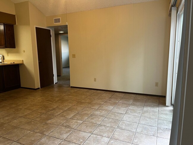 Building Photo - Newly Renovated 2 Bedroom, 2 Bathroom 1050...