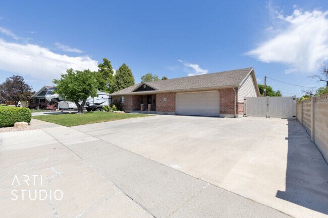 Foto del edificio - **Stunning 4-Bedroom Home with Modern Amen...