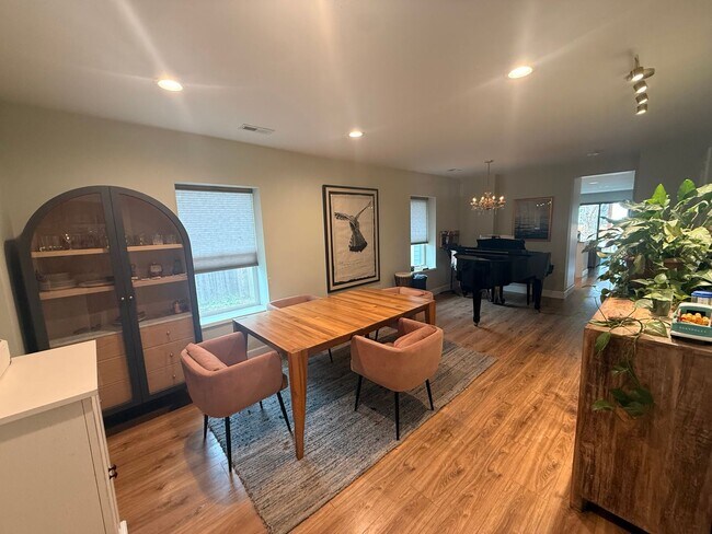 Foto del edificio - Spacious 4-Bedroom Home in the Heart of Edgewater