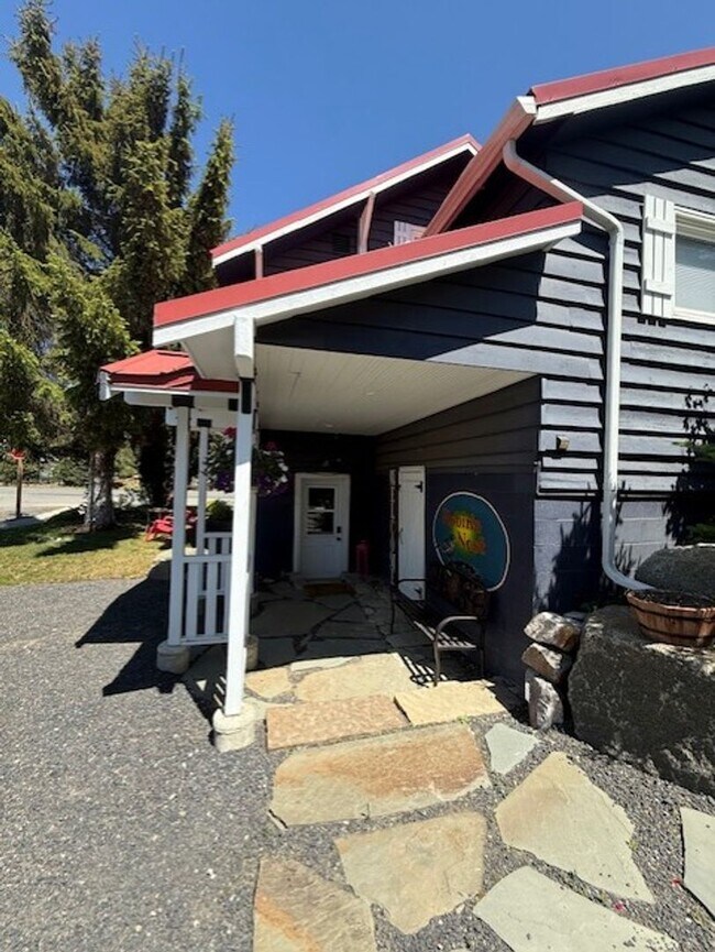 Foto del edificio - Live in the heart of Roslyn, walk to shops dining and trailheads!