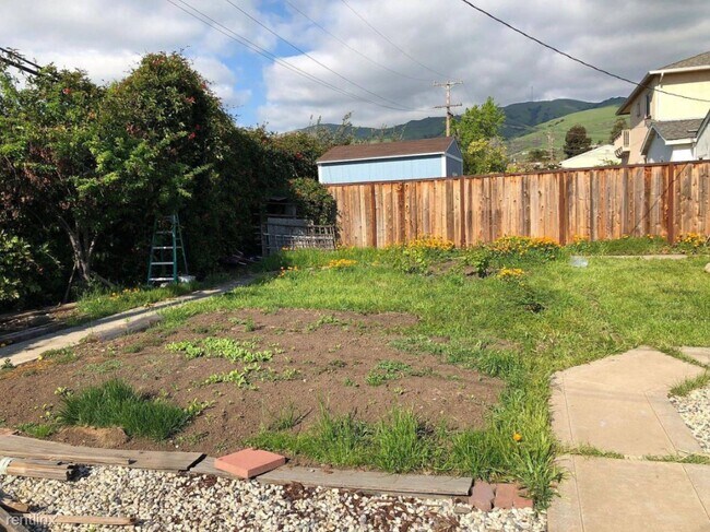 Building Photo - 251 Lippert Ave