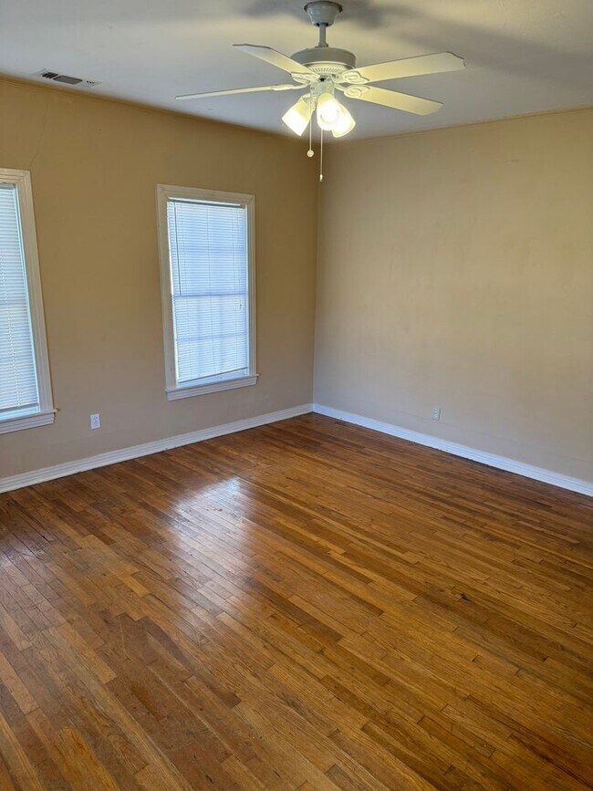 Foto del edificio - Historic CHARM  + Wood Floors + Across fro...