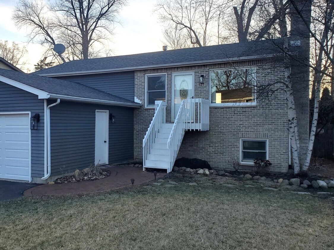 527 Santa Barbara Rd, Lakemoor, IL 60051 House Rental in Lakemoor, IL