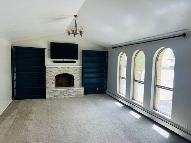 Building Photo - Beautiful home with spacious layout