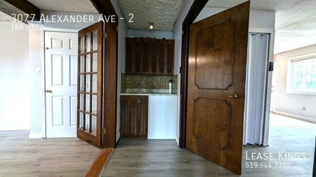 Building Photo - Large 1 Bed 1 Bath Unit Within Walking Dis...