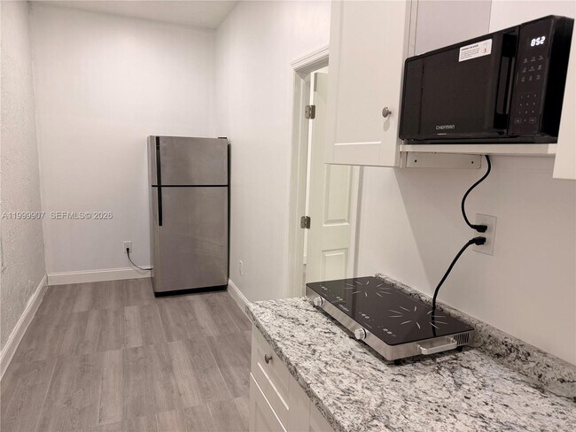 Foto del edificio - 2804 NW 7th Ct