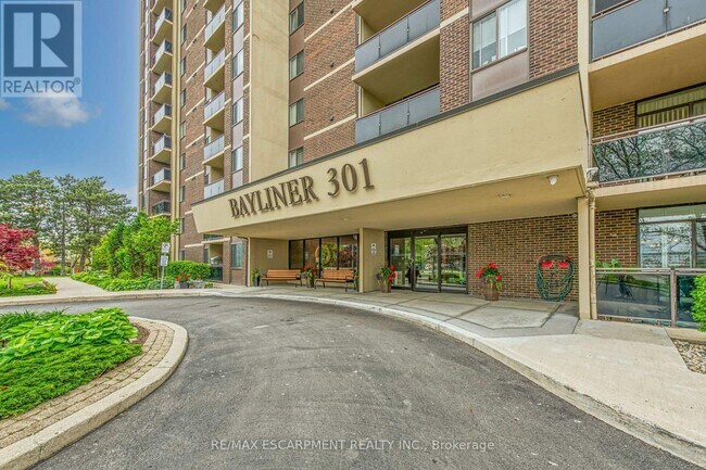 Photo du bâtiment - 301-1301 Frances Ave