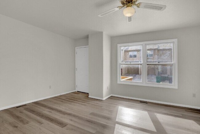 Foto del edificio - 6925 Yellowpine Dr