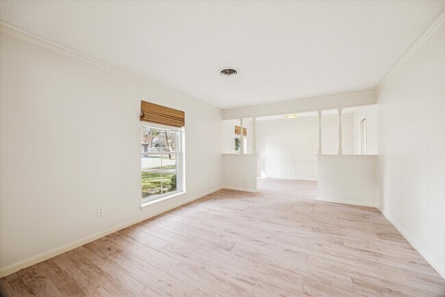 Building Photo - 2127 Blue Willow Dr