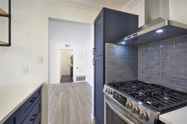 Foto del edificio - 3431 N Hills Dr