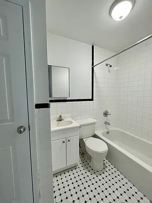 Building Photo - 172 E 106th St