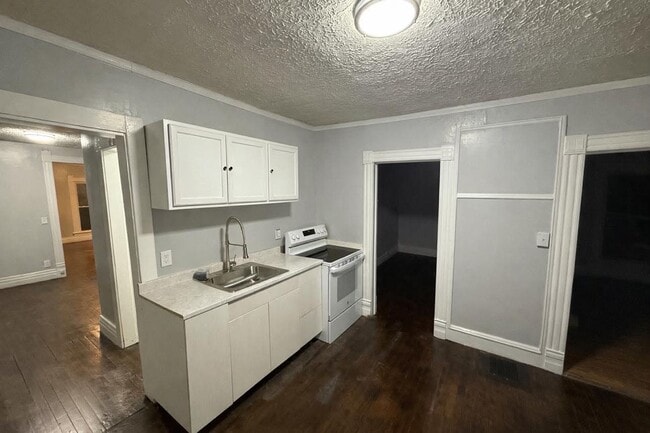 Building Photo - 332 Baker Ave