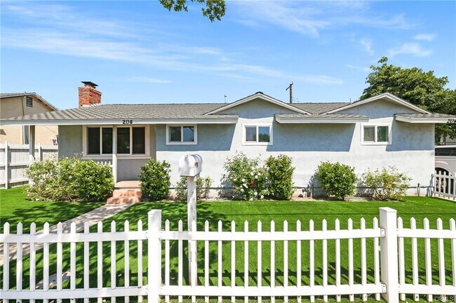 Foto del edificio - 204 S Raymond Ave