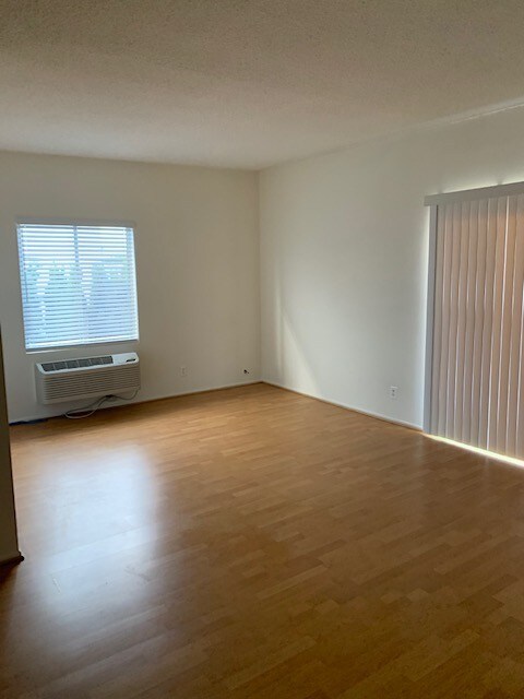 Living Room - 5025 Maplewood Ave