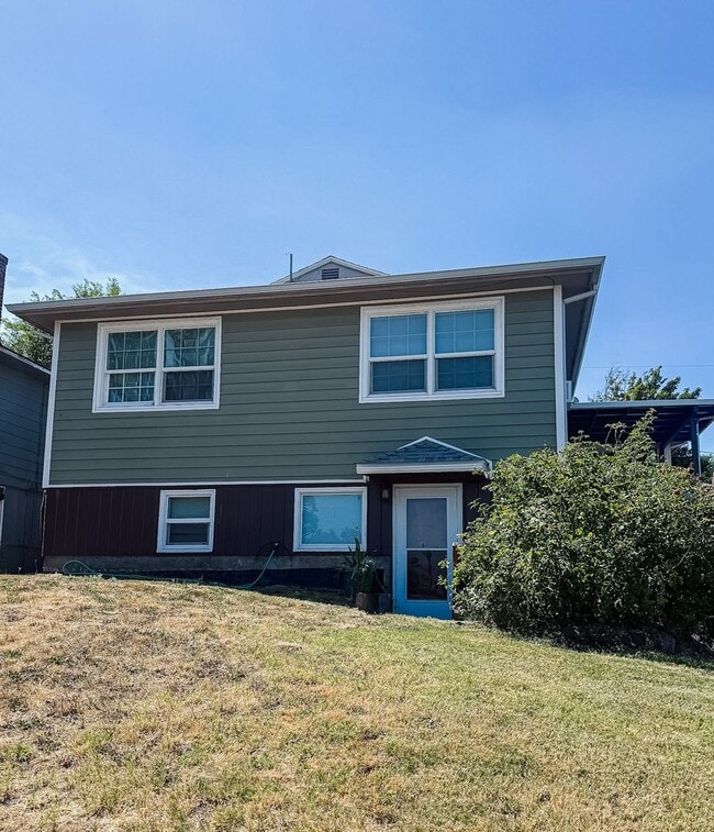 Building Photo - Cozy and comfortable Apartment in The Dalles!