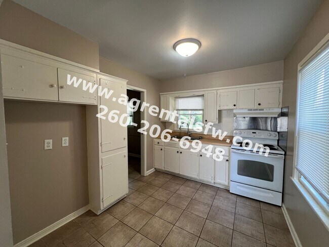 Building Photo - 2 Bedroom House