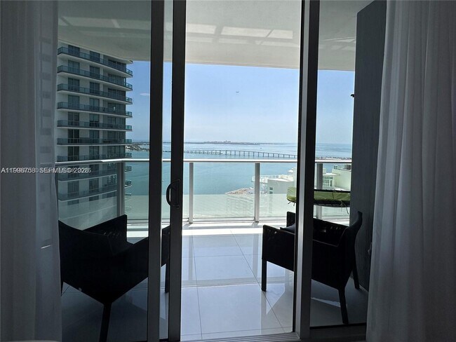 Foto del edificio - 1300 Brickell Bay Dr
