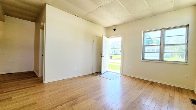 Building Photo - 802 S 27th St