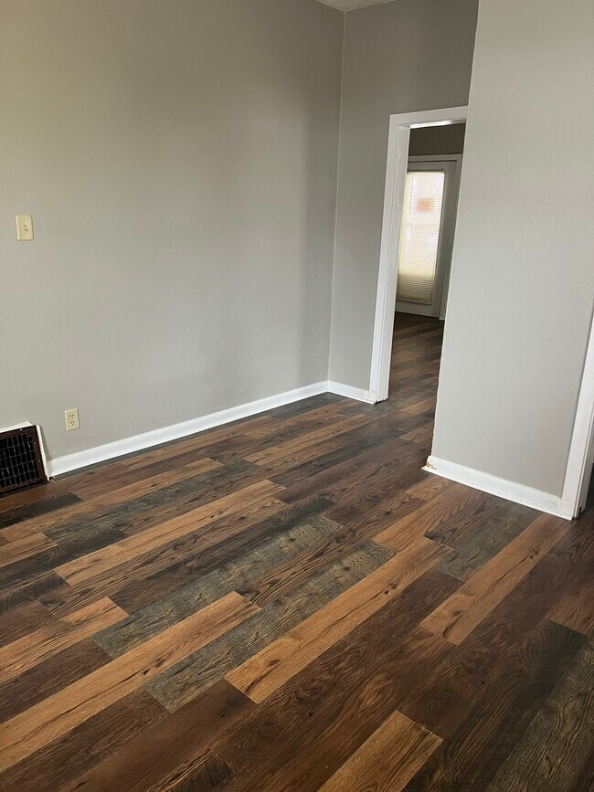 Foto del edificio - 305 N Indiana Ave