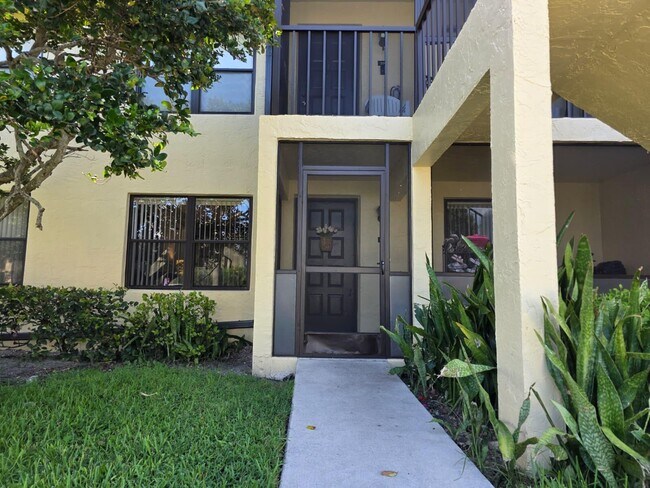 Foto del edificio - 4709 Lucerne Lakes Blvd E