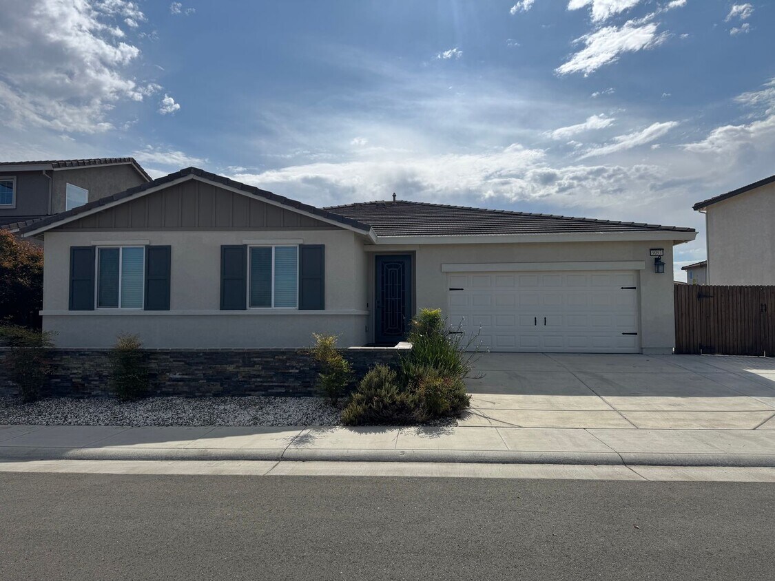 Foto principal - Nice Roseville home with RV access