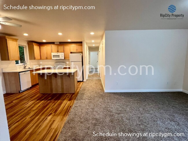 Building Photo - Remodeled 3-Bedroom, 2-Bath Top-Floor Dupl...