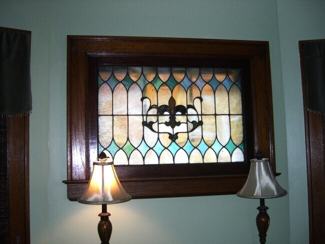 stained glass window - 57 W Oakwood Pl