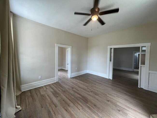 Foto del edificio - Modern Style Meets Old World Charm