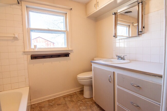 Building Photo - 2 Bedroom 1 Bath Country Living