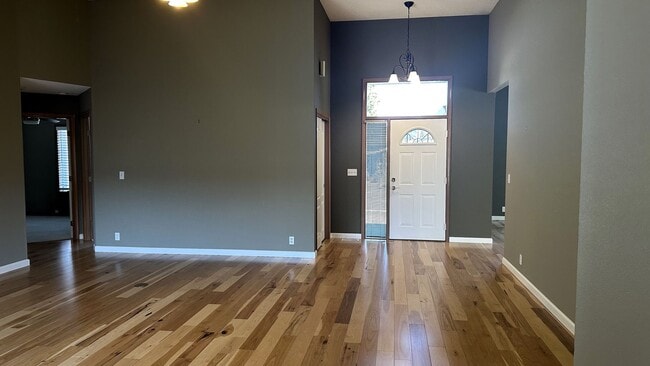 Building Photo - Great 3 Bedroom House in Hucrest!