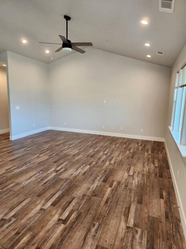 Foto del edificio - New Executive home in Lake California.  22...