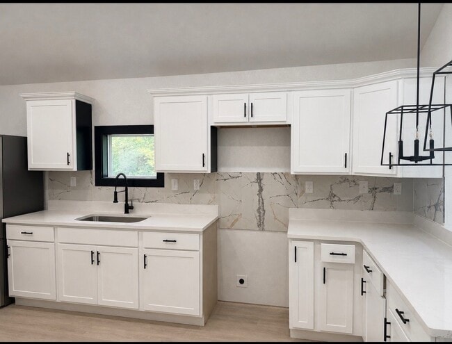 Building Photo - 254 Holiday Dr