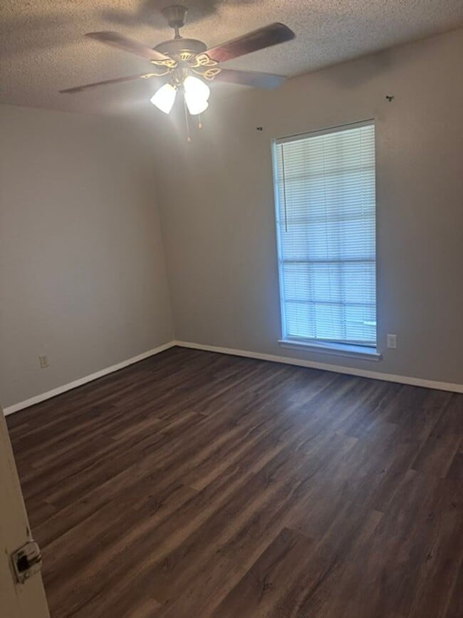 Building Photo - 512 Rosedale Dr