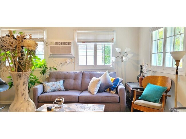 Foto del edificio - 2335 Hemlock Ln N