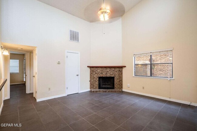 Building Photo - 1555 Common Dr