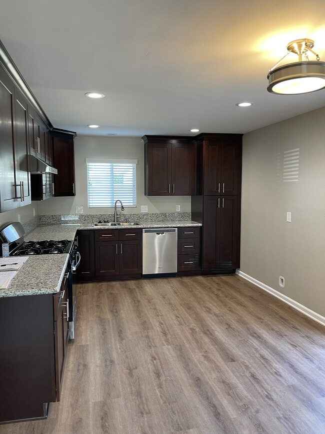 Kitchen - 1043 N Ivy St
